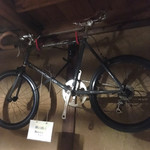 waimba-chinkuechento - 円卓の上の自転車