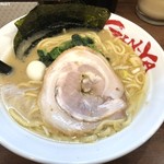 吟家 - 醤油ラーメン (750円)