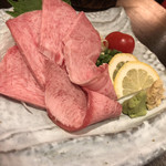 まるたんや 赤坂店 - 和牛トロタン刺し 980円