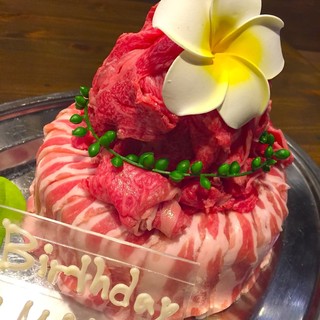 超サプライズ お祝い肉ケーキと国産牛シュラスコの肉食系記念日コース料理のみ 誕生会 記念日に チーズ 肉バル 格闘酒場 貫一 カクトウサカバ カンイチ 水戸 居酒屋 食べログ