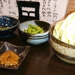 炭火焼鳥 鶏拓 - 突き出しと二種のタレ