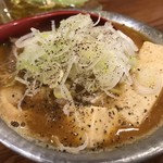 串焼キ カメチヨ・シャルボン - ピリ辛牛モツ煮込ミ