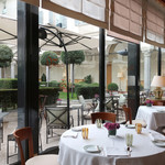 LA VERANDA - 店内から見たテラス