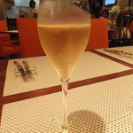 グラスの泡はシャンパンにこだわるルイロデレール