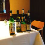 ラトリエ・ドゥ・ノト - ずらーっとならんだ白ワイン