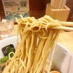 中華そば 高野 - 特製鶏の中華そばの麺リフトアップ