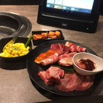 Yakiniku No Gyuu Ta Honjin - コーン、キムチ、焼肉数種類。