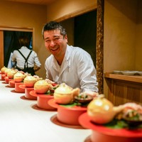 富小路 やま岸 - 八寸盛付け中の山岸さん！