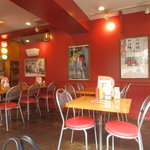 ブラザーズ - 店内も赤を基調にした感じです！