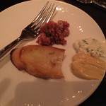 CUT - 前菜をソースで。