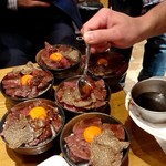 肉小僧 匠 はなれ - 特製タレをかけて・・