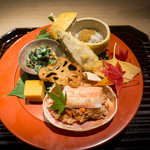 富小路 やま岸 - 八寸　平貝このわたとろろかけ、おとはく菊菜、コッペ蟹、 玉子カステラ、海老芋の素揚げ、蓮根チップ