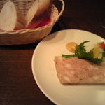 VAMOS kitchen - パテ・ド・カンパーニュとバゲット