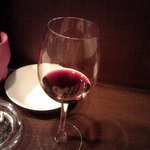 VAMOS kitchen - グラスを交換してもらった赤ワイン
