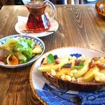 ブリコラージュ ブレッド アンド カンパニー ダイニング・カフェ - 果樹園白雲のりんごと有機蜂蜜、グランカルヴァチーズのブリコラージュブレッドタルティーヌのモーニング。ドリンクに天の紅茶。りんごやナッツとチーズ、パンのMIXが、おいしかったなぁ～☆ 20181122