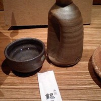 魚匠 銀平 道頓堀店 - 燗でいただける酒は2種類。手堅く山田錦でいただく。