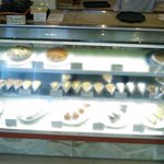 あなべる - 開店当初から使っている立派なショーケース、元は帝国ホテルで使われていたものらしい