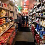 Filippi's Pizza Grotto - 店舗に入り物販スペースを通り抜けた先にレストランはあります。