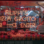 Filippi's Pizza Grotto - 店舗外観。