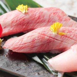 極上牛ステーキと共に。上品な脂が口の中でとろける肉寿司