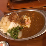 Motsu sen - 並盛カレー500円＋温玉100円。どんだけらっきょ？並と大盛りは器が違います。