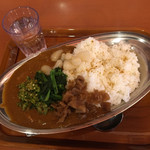 Motsu sen - 大盛りカレー500円＋ホウレン草100円並と大盛りは器が違います。