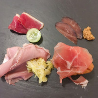 セミーナ - 前菜盛り合わせ。肉盛り！！全て上質ですわ〜
                左上:鴨肉の生ハム、左下:プロシュートとザワークラウト、右上:エゾシカ肉のモチェッタ、右下:柿のフリット生ハム乗せ。