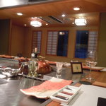 神戸牛すてーき　健 - テーブル席は2卓