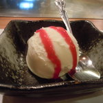 神戸牛すてーき　健 - バニラアイス　フランボワーズソース