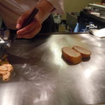 神戸牛すてーき　健 - ガーリックパン、焼くぞ～