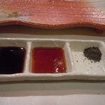 神戸牛すてーき　健 - 竹炭塩、ポン酢、にんにく醤油だ