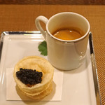 レンゲ - アミューズ　　上海蟹のビスク　ミモレット入り と 上海蟹ミソのカスタードの揚げ餃子　オシェトラのキャビアを添えて