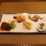 レンゲ - 前菜盛り合わせ　　豚小腸の唐揚げ　酸菜で、冷製の豚タン、真鱈の白子のマリネ　八角の香り、蕪のオランデーズ　鮎のハムユイで、四川風 よだれ鶏