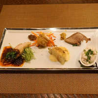 レンゲ - 前菜盛り合わせ　　豚小腸の唐揚げ　酸菜で、冷製の豚タン、真鱈の白子のマリネ　八角の香り、蕪のオランデーズ　鮎のハムユイで、四川風 よだれ鶏