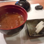 神戸牛すてーき　健 - 味噌汁と漬物