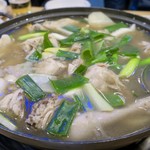 황금닭한마리 - 닭한마리(タッカンマリ)1羽20000₩　※写真は2羽＝4人前