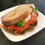 パサージュ ア ニヴォ - にんじんサラダサンド400円。とにかくずっしりとボリュームがあり、美味しい！