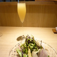 RISTORANTE IL NODO - 自家製りんごジュースのスパークリングとサラダ
