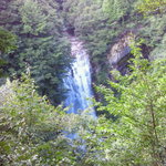 旅行人山荘 - 木の根っこの階段先にある『花房の滝』
