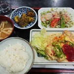 たに飲み処食い処 - とり肉のピザ風焼き、さつまいものカレー煮、やさいサラダ¥800-