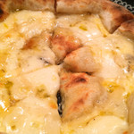 チェルピーナ邸 イタリア石窯料理と天然酵母ピザ - クワトロフォルマッジ