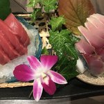 二代目 圭 - 生マグロ赤身。〆鯖。各９８０円。生マグロは味が濃く赤身でも適度に脂がのっていました。〆鯖は、限りなく生に近い淡い味付け。どちらも、とても美味しかったです（╹◡╹）