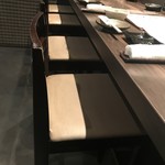 Nidaime Kei - カウンター席。テーブルも席間もゆったり(^｡^)
