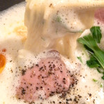 コジーナ邸 鶏白湯ラーメンと豪快な居酒屋料理＆鍋 - クリーミーな泡スープが絶品