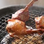 h Kakurega Dainingu Rabu - 骨付き鶏の燻製ハーブチキン。