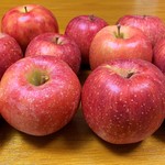 豊田りんご園 - サンふじ（左上1個だけサービスでいただいた別品種）