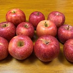 豊田りんご園 - サンふじ（左上1個だけサービスでいただいた別品種）