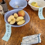 豊田りんご園 - 試食用のりんご（各テーブルにこんな感じで置いてあるので各自カットして試食）