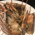 海老フライ専門店 海老昌 - 頭と脚の残骸。揚げが弱く、齧れない\(//∇//)\