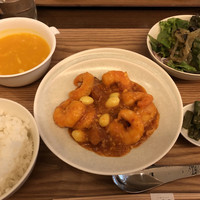 熱香森 - 日替わりランチ：メインはエビのチリソース煮・クラゲ入りのサラダ・カボチャのスープ